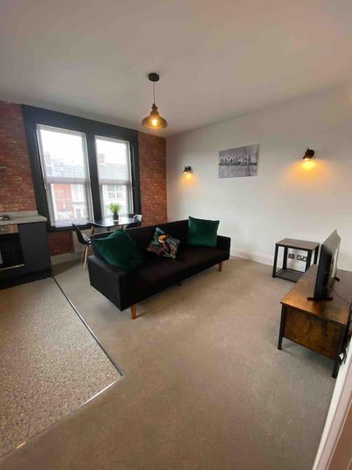 Апартаменты 1 Bed Flat With Parking Near Town Centre Эмсворт Экстерьер фото
