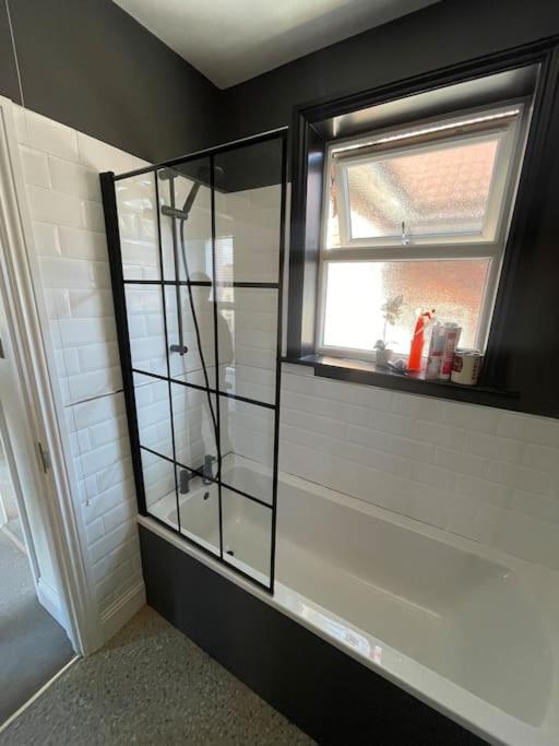 Апартаменты 1 Bed Flat With Parking Near Town Centre Эмсворт Экстерьер фото